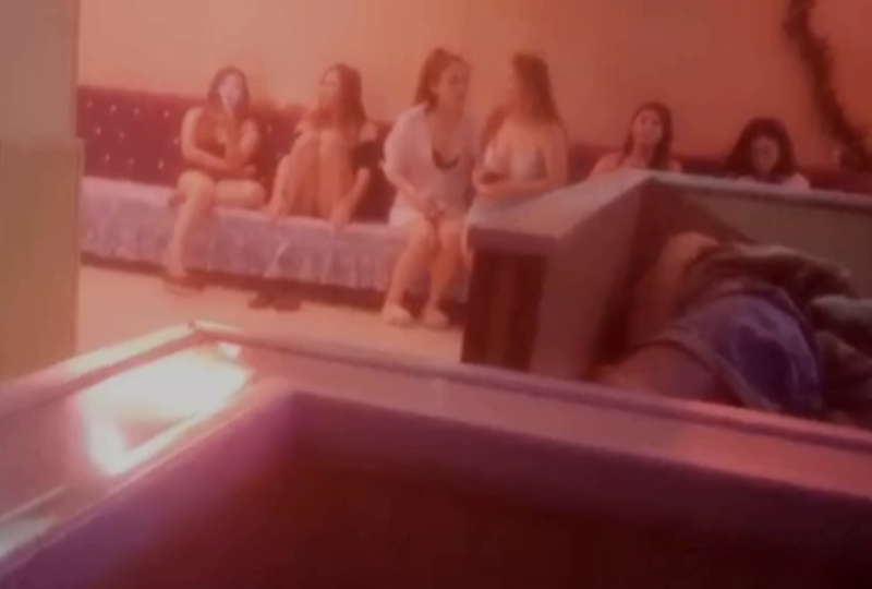 扒开老师湿漉漉的黑森林-国产精品毛片一区-成人AV