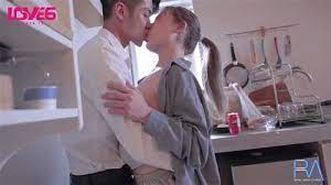 我朋友的两个妈妈-久久久人成影片免费观看-成人AV